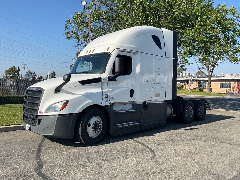 Sleeper Tractor-Heavy Duty Tractors-Freightliner-2023-T12664ST-West Sacramento-CA-637,239\n\t\tmiles-$ 65,750 - Image 3