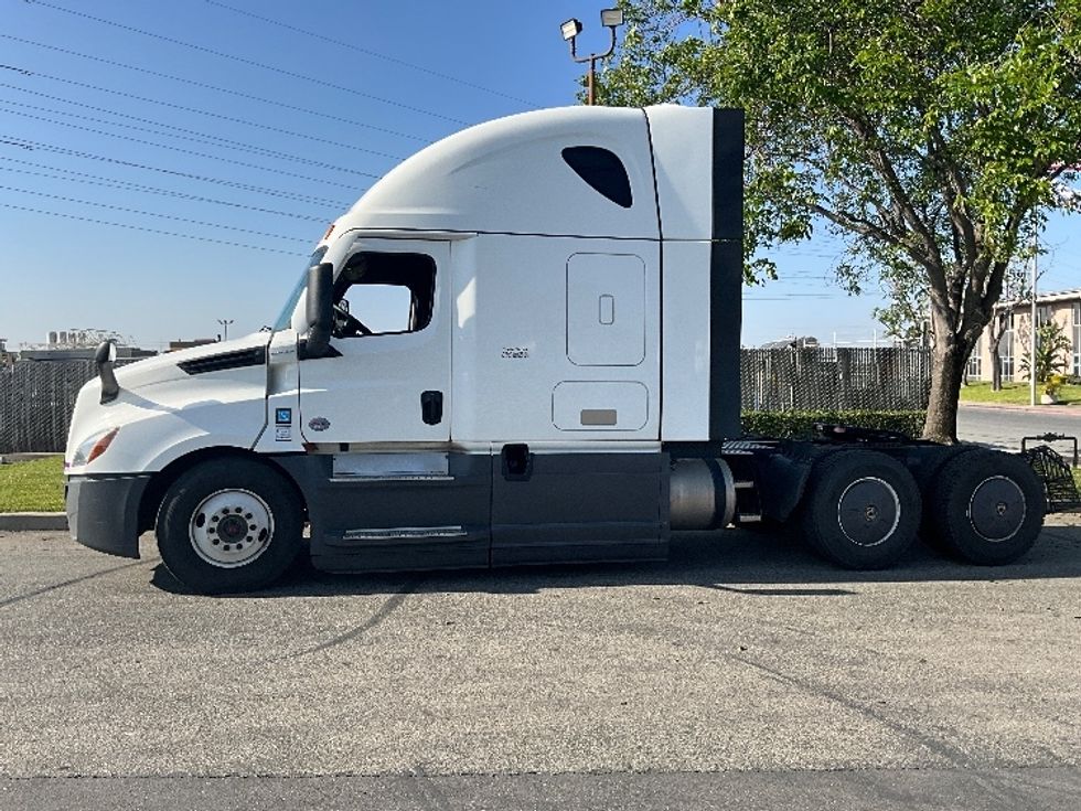 Sleeper Tractor-Heavy Duty Tractors-Freightliner-2023-T12664ST-West Sacramento-CA-637,239\n\t\tmiles-$ 65,750 - Image 4