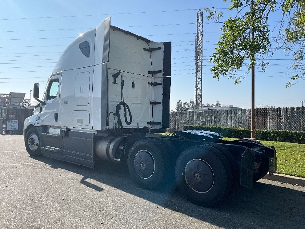 Sleeper Tractor-Heavy Duty Tractors-Freightliner-2023-T12664ST-West Sacramento-CA-637,239\n\t\tmiles-$ 65,750 - Image 5