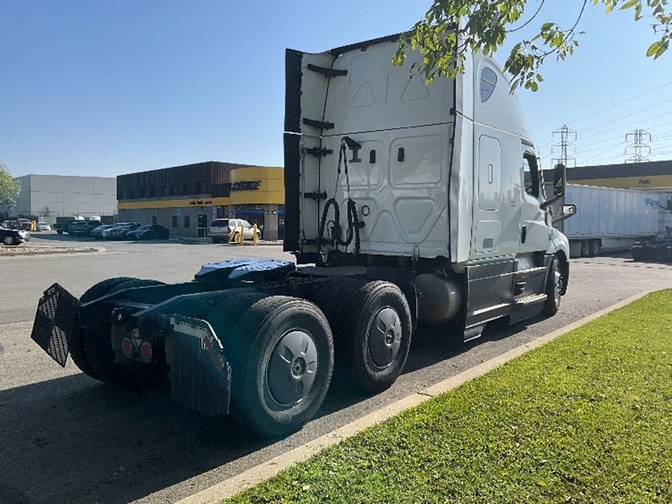 Sleeper Tractor-Heavy Duty Tractors-Freightliner-2023-T12664ST-West Sacramento-CA-637,239\n\t\tmiles-$ 65,750 - Image 7