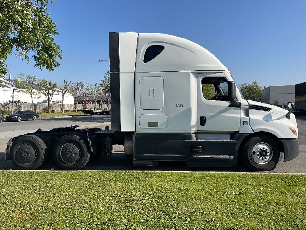 Sleeper Tractor-Heavy Duty Tractors-Freightliner-2023-T12664ST-West Sacramento-CA-637,239\n\t\tmiles-$ 65,750 - Image 8