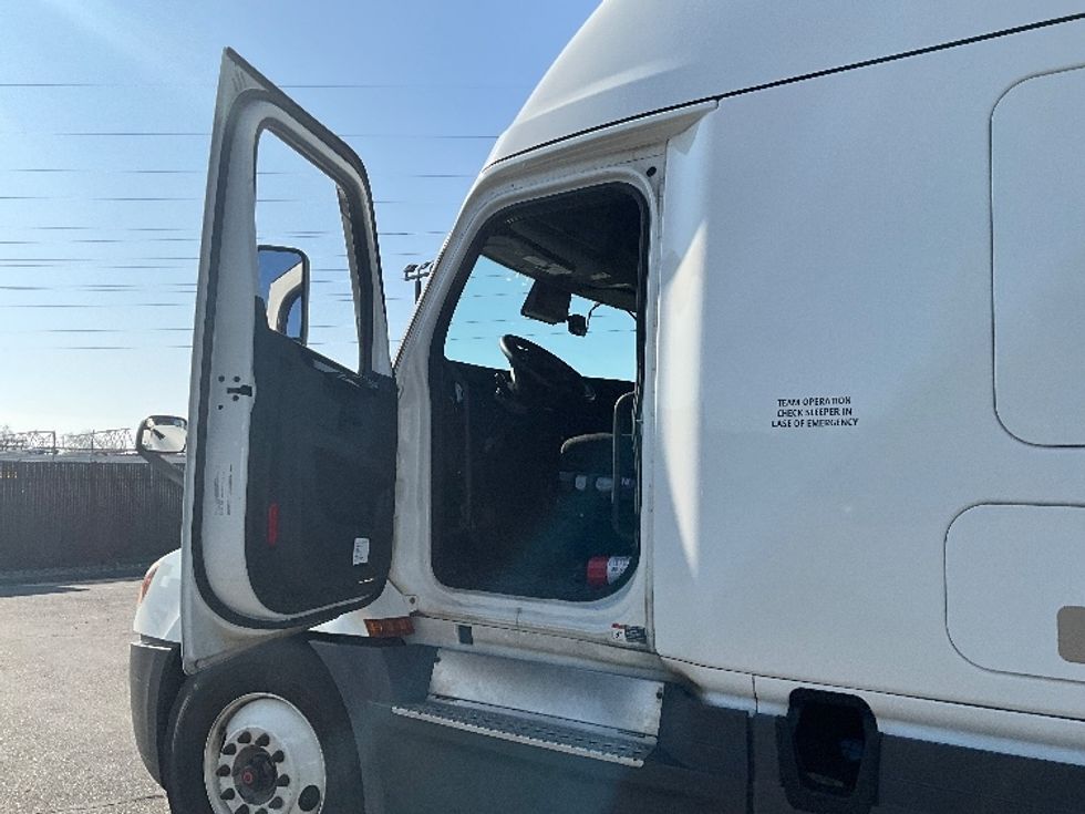 Sleeper Tractor-Heavy Duty Tractors-Freightliner-2023-T12664ST-West Sacramento-CA-637,239\n\t\tmiles-$ 65,750 - Image 9