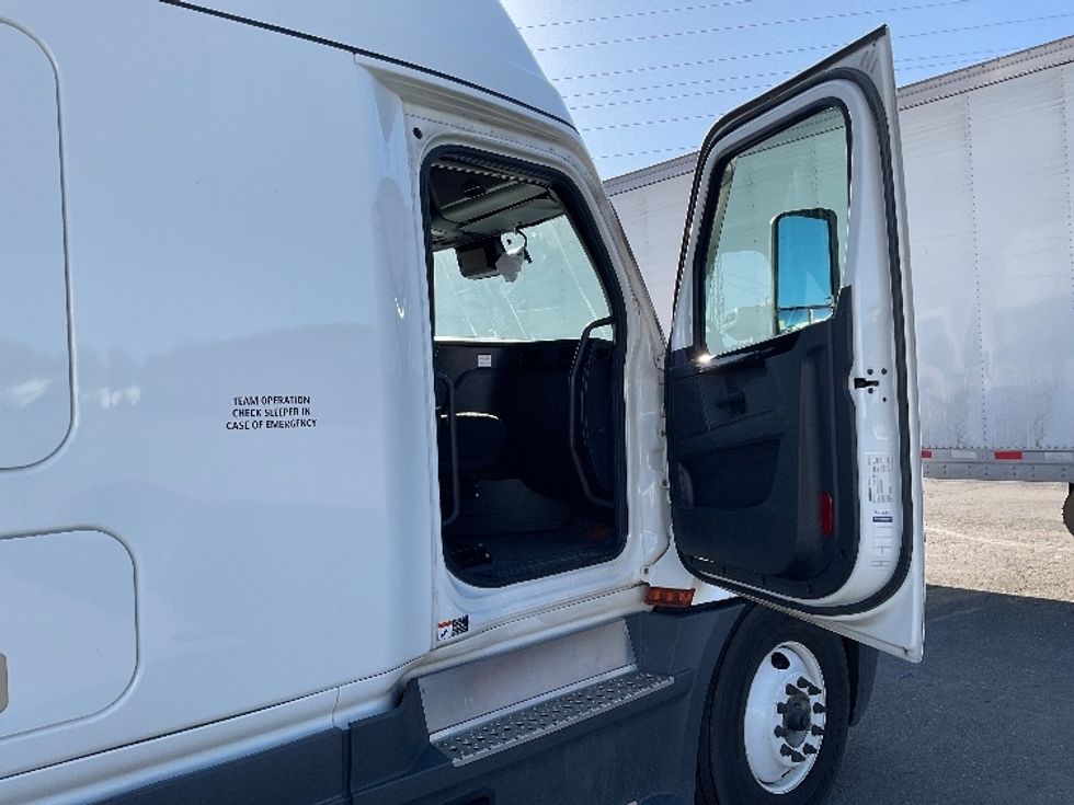 Sleeper Tractor-Heavy Duty Tractors-Freightliner-2023-T12664ST-West Sacramento-CA-661,188\n\t\tmiles-$ 63,000 - Image 13