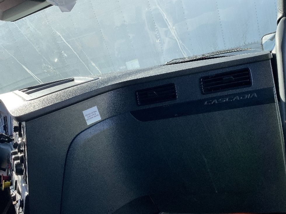 Sleeper Tractor-Heavy Duty Tractors-Freightliner-2023-T12664ST-West Sacramento-CA-661,188\n\t\tmiles-$ 63,000 - Image 14