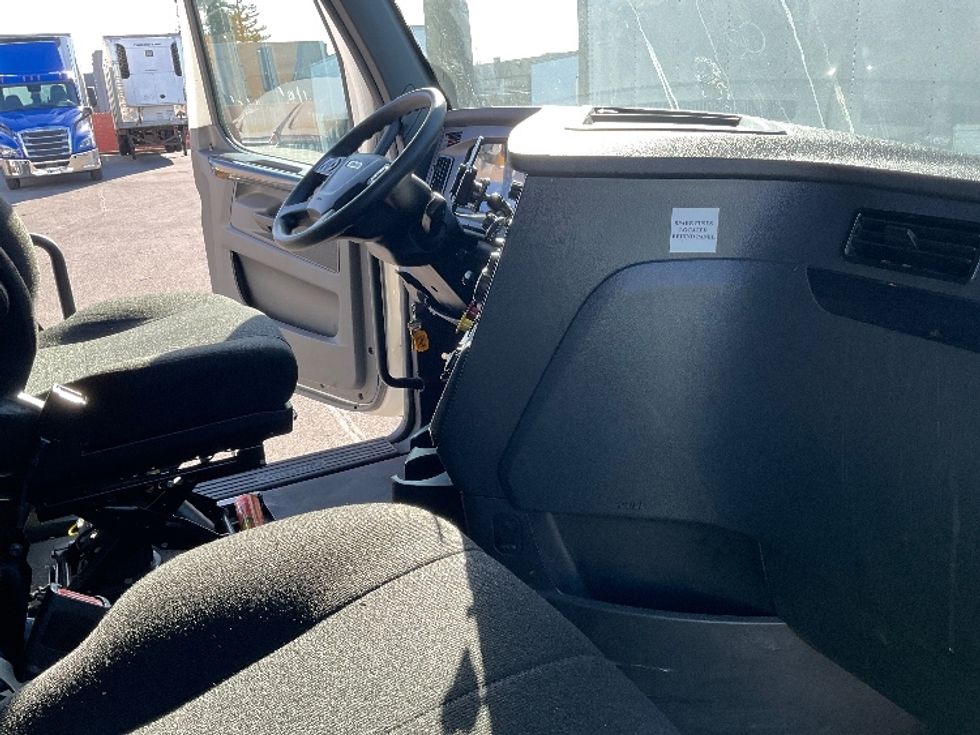 Sleeper Tractor-Heavy Duty Tractors-Freightliner-2023-T12664ST-West Sacramento-CA-661,188\n\t\tmiles-$ 63,000 - Image 15