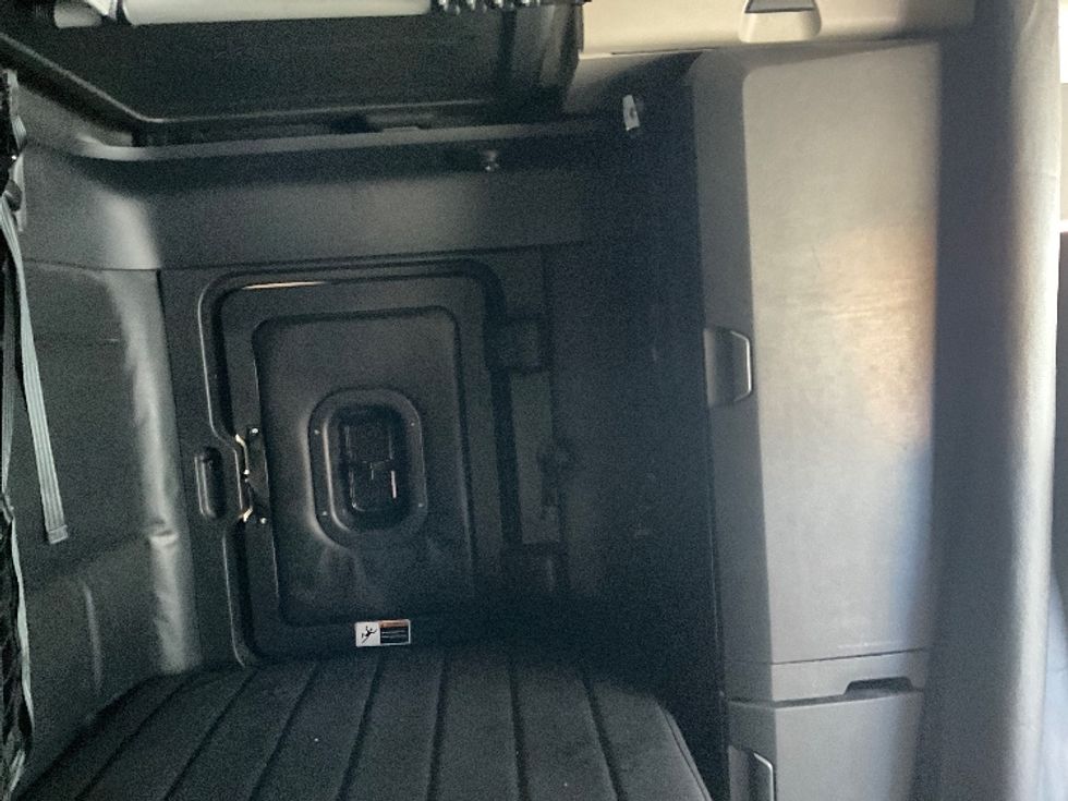 Sleeper Tractor-Heavy Duty Tractors-Freightliner-2023-T12664ST-West Sacramento-CA-661,188\n\t\tmiles-$ 63,000 - Image 18