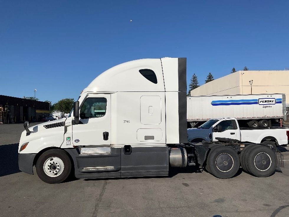 Sleeper Tractor-Heavy Duty Tractors-Freightliner-2023-T12664ST-West Sacramento-CA-661,188\n\t\tmiles-$ 63,000 - Image 4