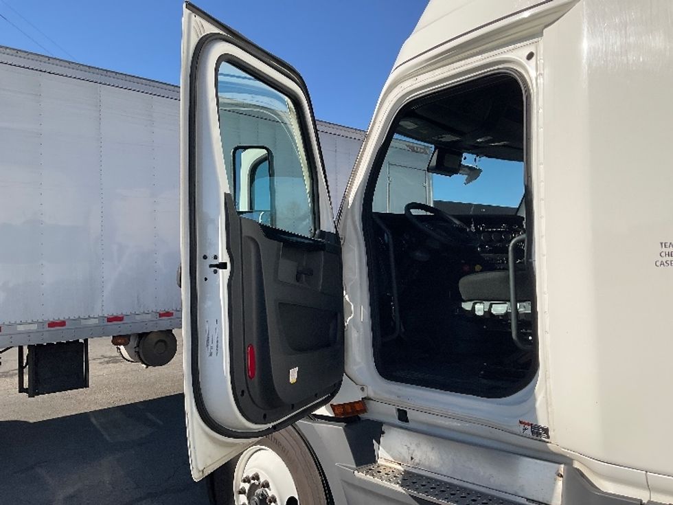 Sleeper Tractor-Heavy Duty Tractors-Freightliner-2023-T12664ST-West Sacramento-CA-661,188\n\t\tmiles-$ 63,000 - Image 9