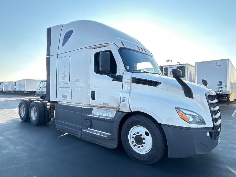 Sleeper Tractor-Heavy Duty Tractors-Freightliner-2023-T12664ST-West Sacramento-CA-666,742\n\t\tmiles-$ 62,500 - Image 1
