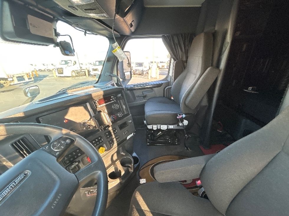 Sleeper Tractor-Heavy Duty Tractors-Freightliner-2023-T12664ST-West Sacramento-CA-666,742\n\t\tmiles-$ 62,500 - Image 10