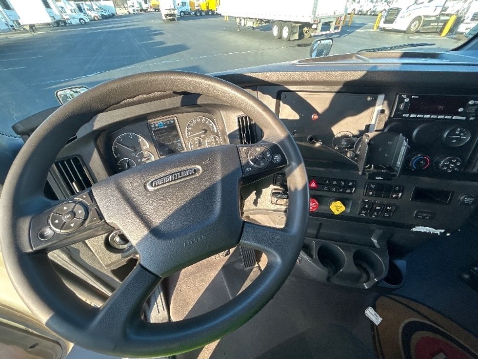 Sleeper Tractor-Heavy Duty Tractors-Freightliner-2023-T12664ST-West Sacramento-CA-666,742\n\t\tmiles-$ 62,500 - Image 11