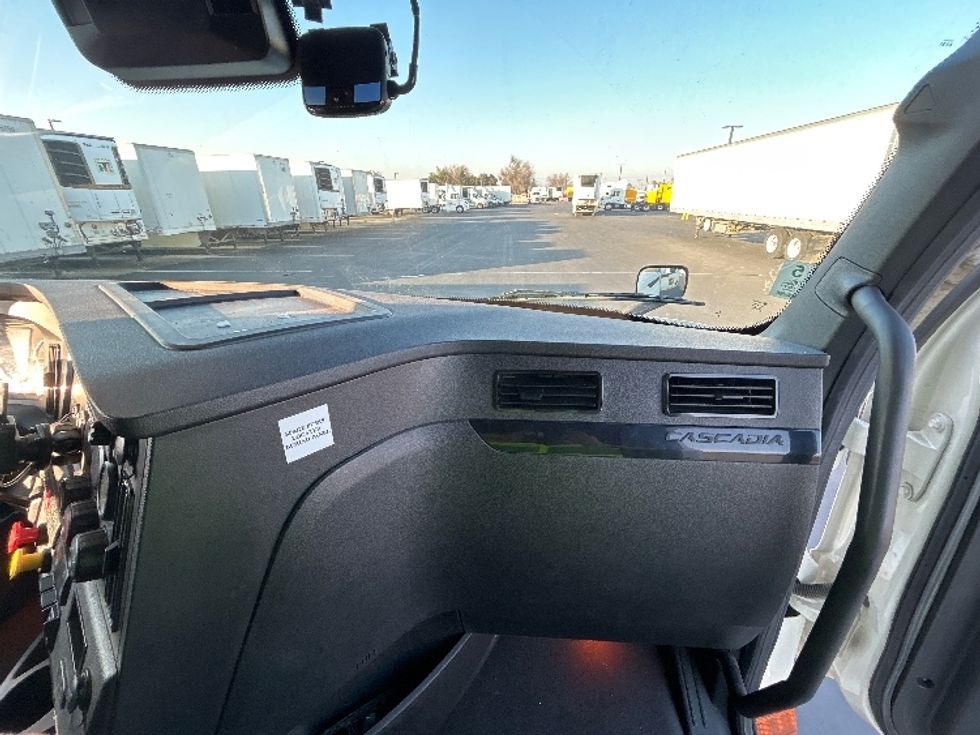 Sleeper Tractor-Heavy Duty Tractors-Freightliner-2023-T12664ST-West Sacramento-CA-666,742\n\t\tmiles-$ 62,500 - Image 14