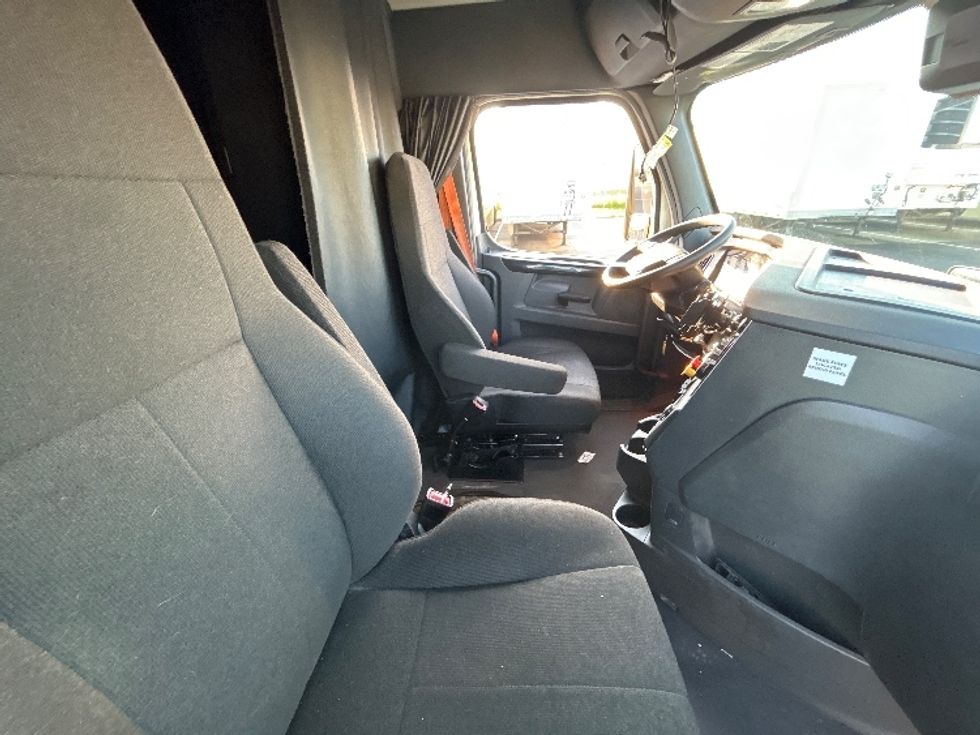 Sleeper Tractor-Heavy Duty Tractors-Freightliner-2023-T12664ST-West Sacramento-CA-666,742\n\t\tmiles-$ 62,500 - Image 15