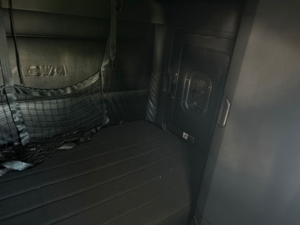 Sleeper Tractor-Heavy Duty Tractors-Freightliner-2023-T12664ST-West Sacramento-CA-666,742\n\t\tmiles-$ 62,500 - Image 18