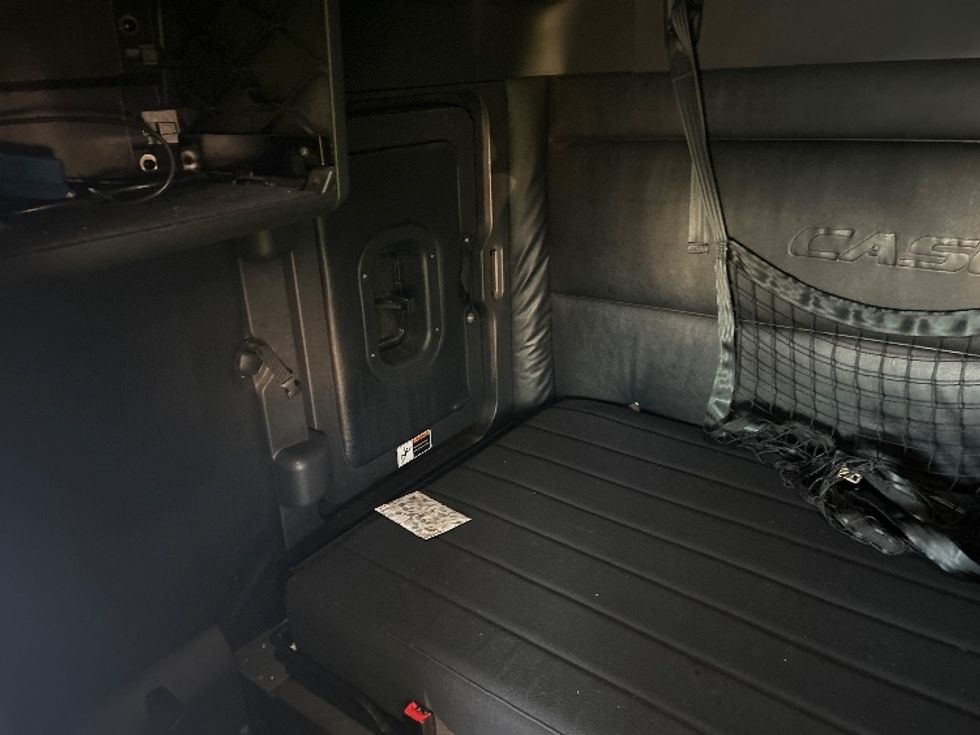 Sleeper Tractor-Heavy Duty Tractors-Freightliner-2023-T12664ST-West Sacramento-CA-666,742\n\t\tmiles-$ 62,500 - Image 19