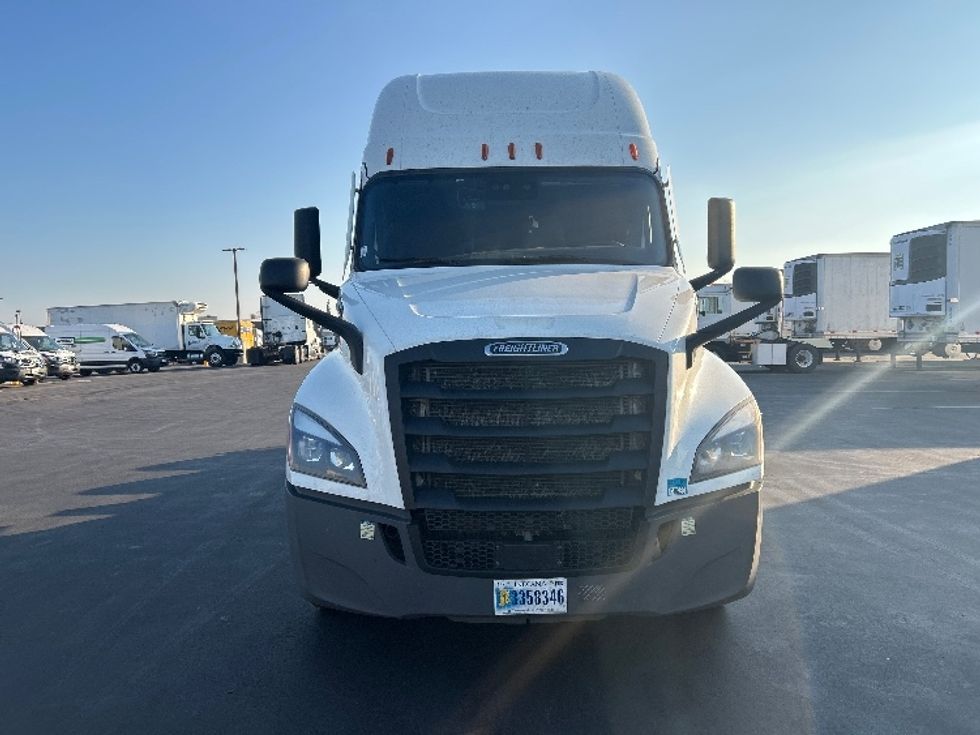 Sleeper Tractor-Heavy Duty Tractors-Freightliner-2023-T12664ST-West Sacramento-CA-666,742\n\t\tmiles-$ 62,500 - Image 2