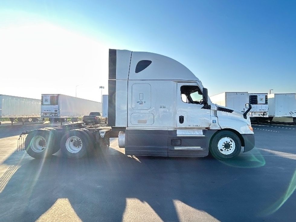 Sleeper Tractor-Heavy Duty Tractors-Freightliner-2023-T12664ST-West Sacramento-CA-666,742\n\t\tmiles-$ 62,500 - Image 8