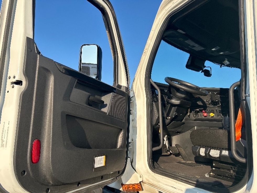 Sleeper Tractor-Heavy Duty Tractors-Freightliner-2023-T12664ST-West Sacramento-CA-666,742\n\t\tmiles-$ 62,500 - Image 9