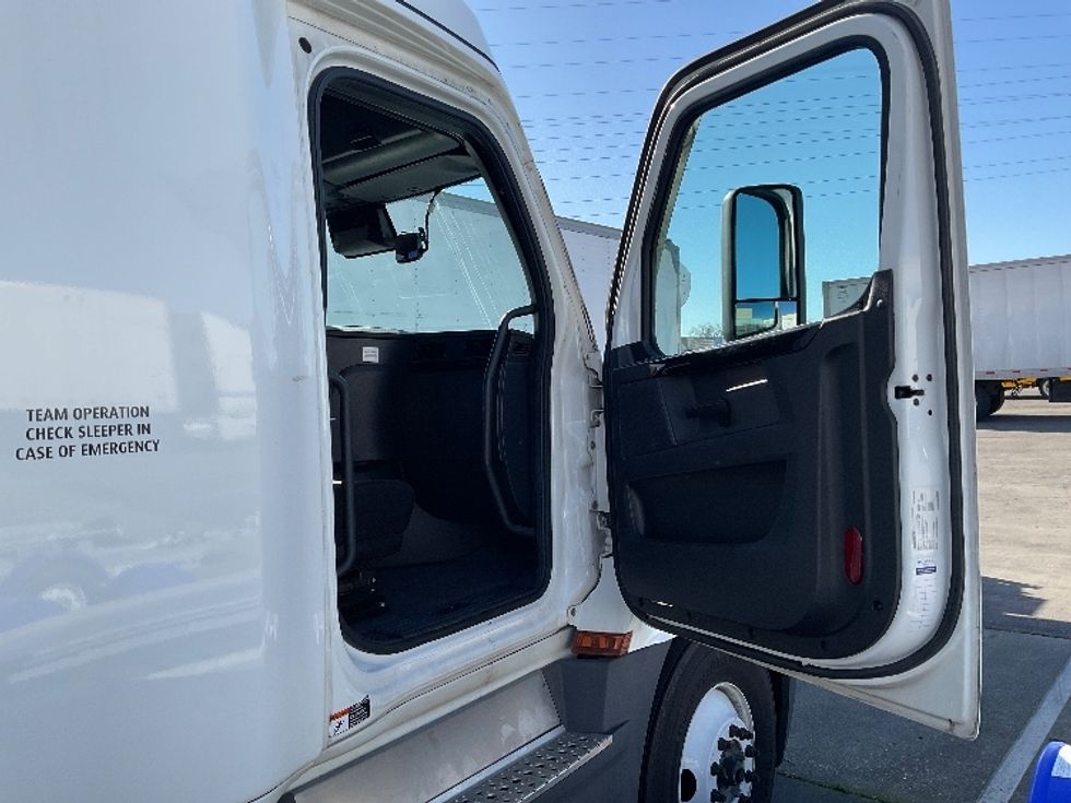 Sleeper Tractor-Heavy Duty Tractors-Freightliner-2023-T12664ST-West Sacramento-CA-757,193\n\t\tmiles-$ 52,500 - Image 13