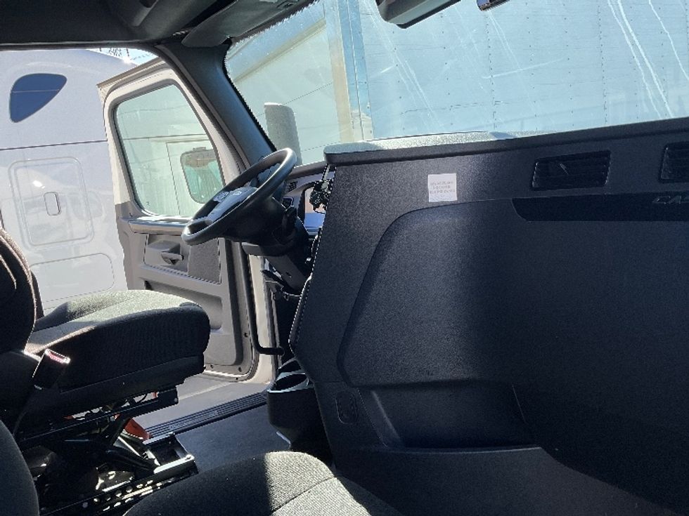 Sleeper Tractor-Heavy Duty Tractors-Freightliner-2023-T12664ST-West Sacramento-CA-757,193\n\t\tmiles-$ 52,500 - Image 15