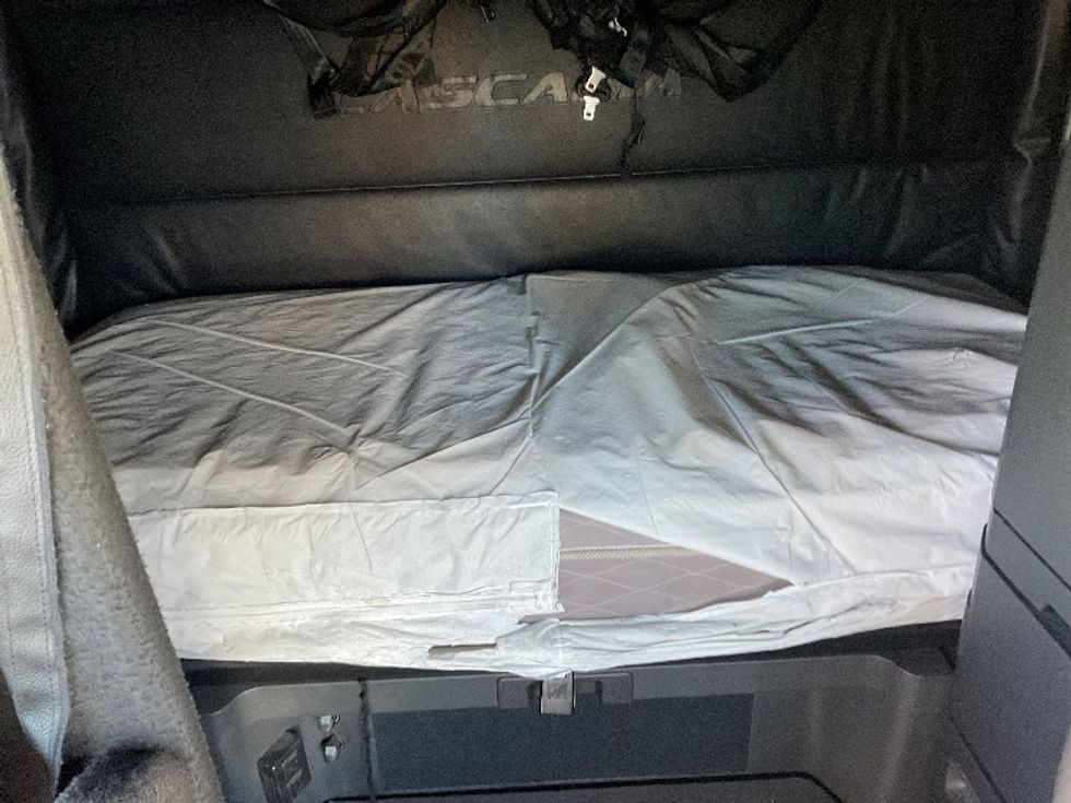 Sleeper Tractor-Heavy Duty Tractors-Freightliner-2023-T12664ST-West Sacramento-CA-757,193\n\t\tmiles-$ 52,500 - Image 16