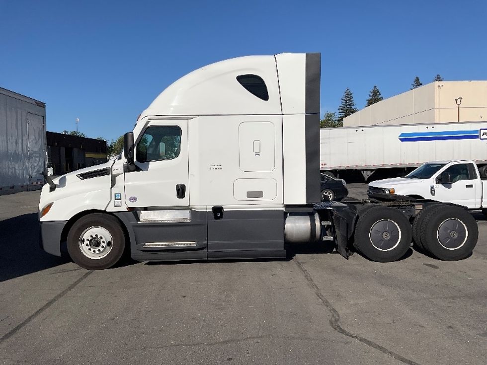 Sleeper Tractor-Heavy Duty Tractors-Freightliner-2023-T12664ST-West Sacramento-CA-757,193\n\t\tmiles-$ 52,500 - Image 4