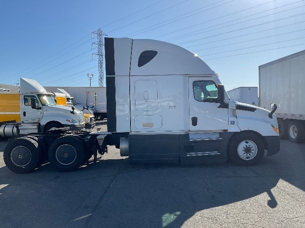 Sleeper Tractor-Heavy Duty Tractors-Freightliner-2023-T12664ST-West Sacramento-CA-757,193\n\t\tmiles-$ 52,500 - Image 8