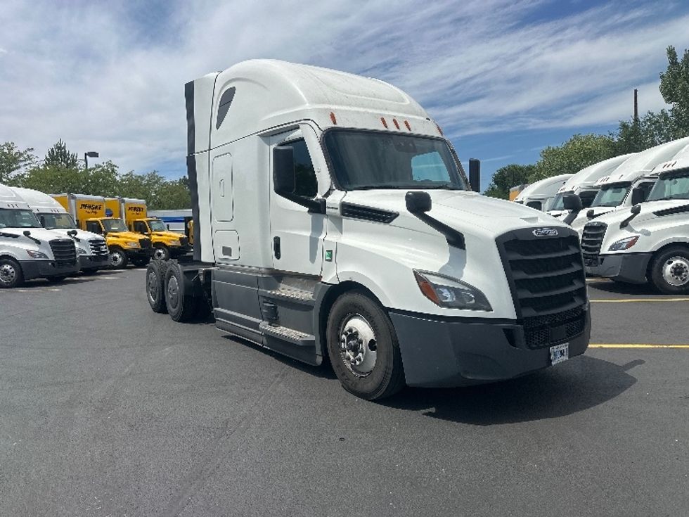 Sleeper Tractor-Heavy Duty Tractors-Freightliner-2023-T12664ST-West Sacramento-CA-825,243\n\t\tmiles-$ 44,500 - Image 1