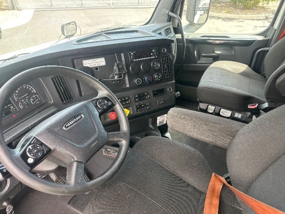 Sleeper Tractor-Heavy Duty Tractors-Freightliner-2023-T12664ST-West Sacramento-CA-825,243\n\t\tmiles-$ 44,500 - Image 10