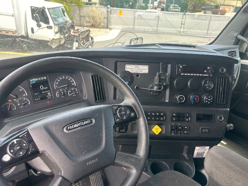Sleeper Tractor-Heavy Duty Tractors-Freightliner-2023-T12664ST-West Sacramento-CA-825,243\n\t\tmiles-$ 44,500 - Image 11