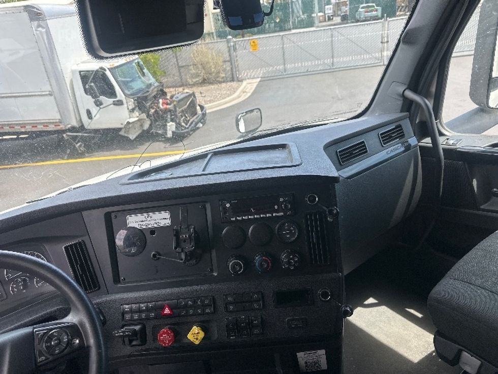 Sleeper Tractor-Heavy Duty Tractors-Freightliner-2023-T12664ST-West Sacramento-CA-825,243\n\t\tmiles-$ 44,500 - Image 12