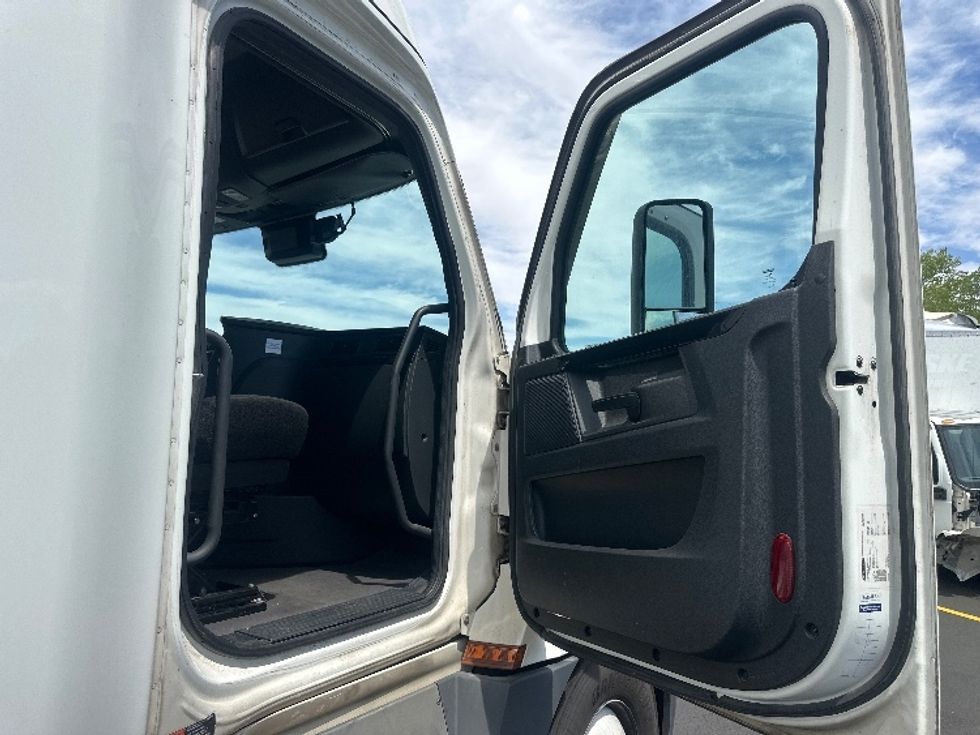 Sleeper Tractor-Heavy Duty Tractors-Freightliner-2023-T12664ST-West Sacramento-CA-825,243\n\t\tmiles-$ 44,500 - Image 13