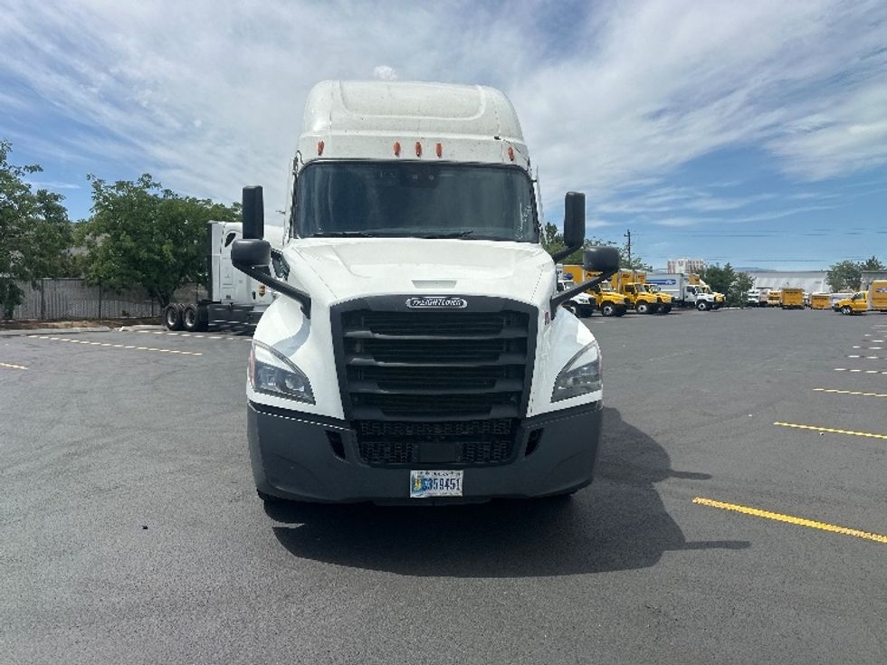 Sleeper Tractor-Heavy Duty Tractors-Freightliner-2023-T12664ST-West Sacramento-CA-825,243\n\t\tmiles-$ 44,500 - Image 2