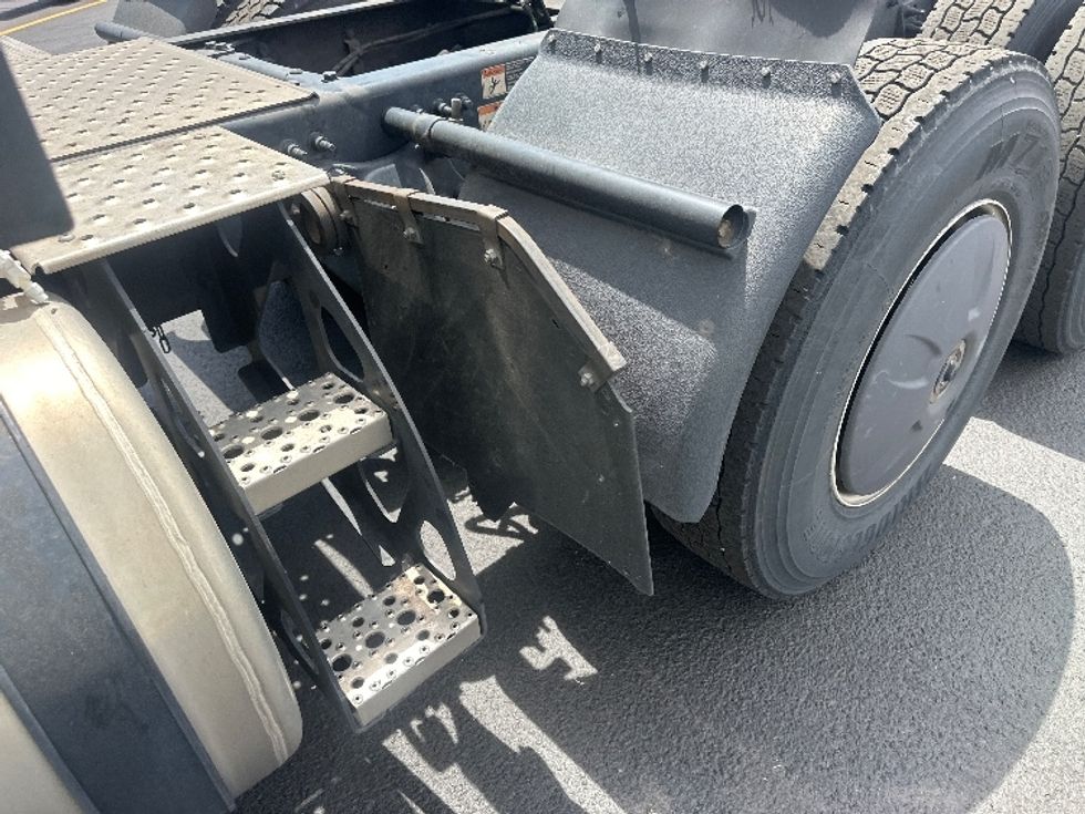 Sleeper Tractor-Heavy Duty Tractors-Freightliner-2023-T12664ST-West Sacramento-CA-825,243\n\t\tmiles-$ 44,500 - Image 22
