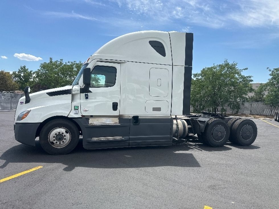 Sleeper Tractor-Heavy Duty Tractors-Freightliner-2023-T12664ST-West Sacramento-CA-825,243\n\t\tmiles-$ 44,500 - Image 4