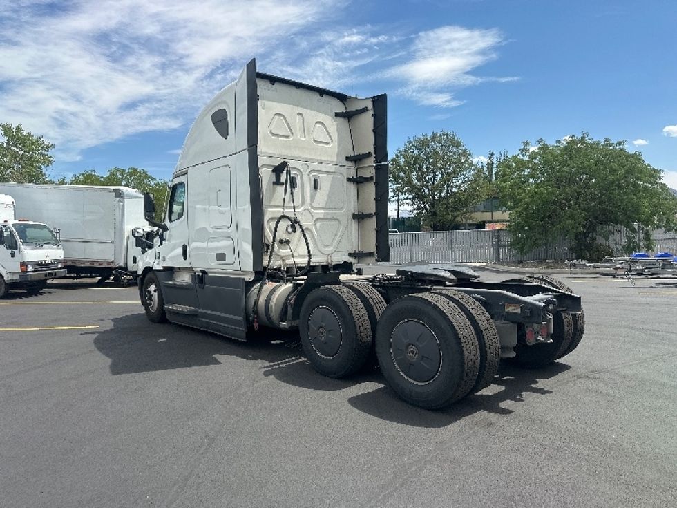 Sleeper Tractor-Heavy Duty Tractors-Freightliner-2023-T12664ST-West Sacramento-CA-825,243\n\t\tmiles-$ 44,500 - Image 5