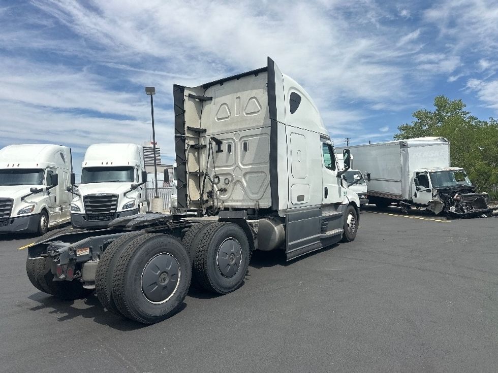 Sleeper Tractor-Heavy Duty Tractors-Freightliner-2023-T12664ST-West Sacramento-CA-825,243\n\t\tmiles-$ 44,500 - Image 7