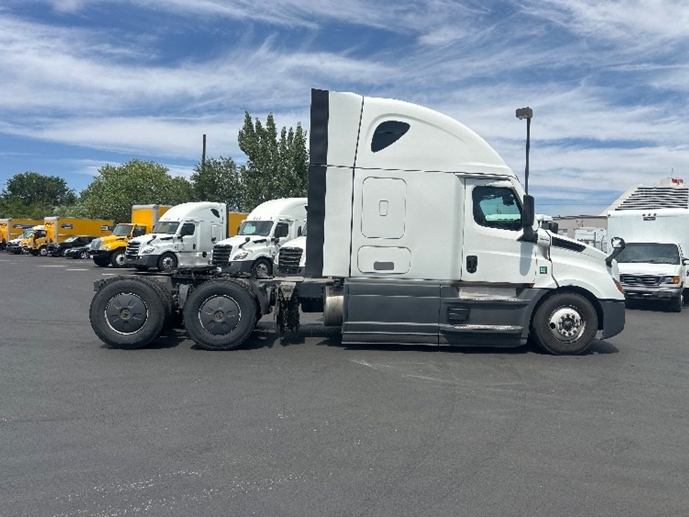 Sleeper Tractor-Heavy Duty Tractors-Freightliner-2023-T12664ST-West Sacramento-CA-825,243\n\t\tmiles-$ 44,500 - Image 8