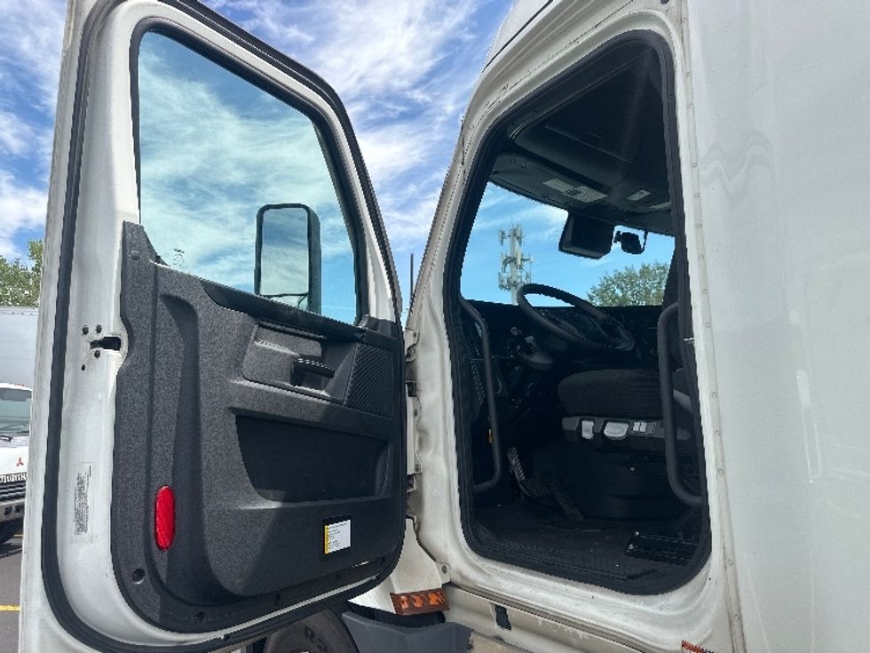 Sleeper Tractor-Heavy Duty Tractors-Freightliner-2023-T12664ST-West Sacramento-CA-825,243\n\t\tmiles-$ 44,500 - Image 9