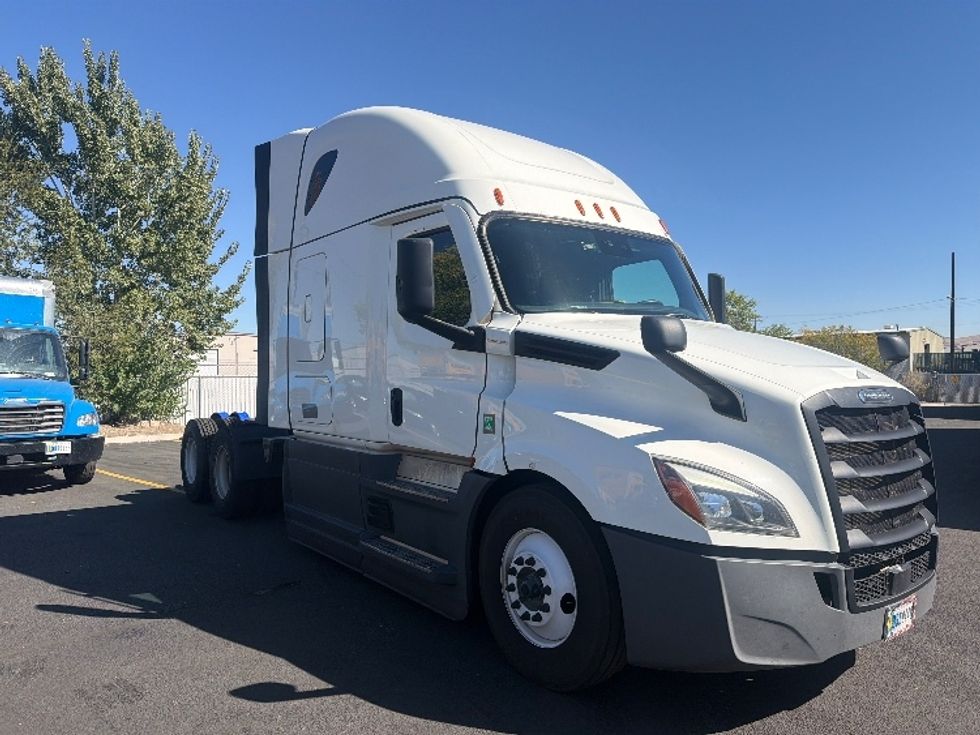 Sleeper Tractor-Heavy Duty Tractors-Freightliner-2023-T12664ST-West Sacramento-CA-838,291\n\t\tmiles-$ 51,750 - Image 1