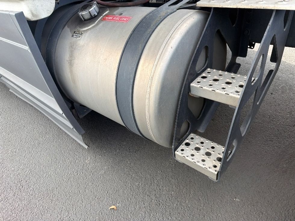 Sleeper Tractor-Heavy Duty Tractors-Freightliner-2023-T12664ST-West Sacramento-CA-838,291\n\t\tmiles-$ 51,750 - Image 25