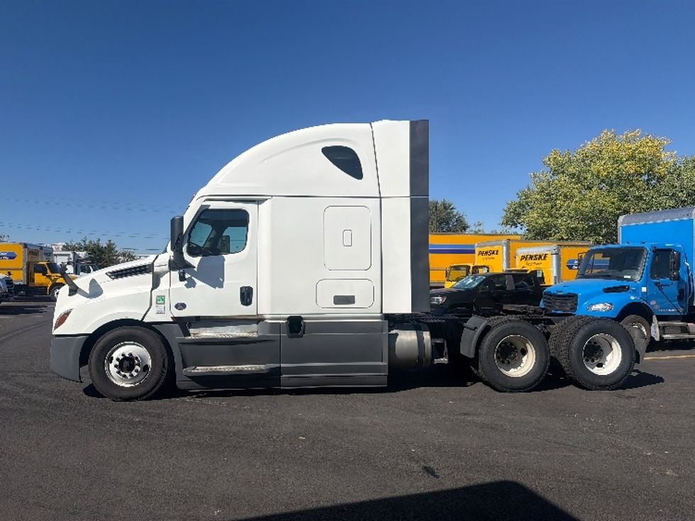 Sleeper Tractor-Heavy Duty Tractors-Freightliner-2023-T12664ST-West Sacramento-CA-838,291\n\t\tmiles-$ 51,750 - Image 4
