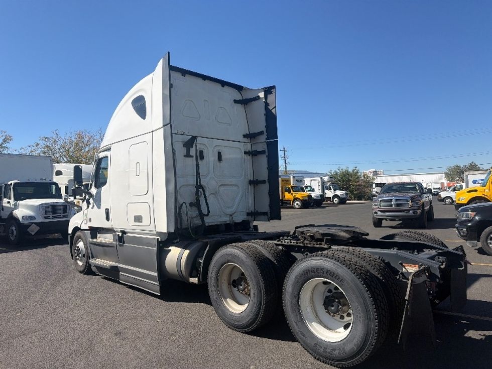 Sleeper Tractor-Heavy Duty Tractors-Freightliner-2023-T12664ST-West Sacramento-CA-838,291\n\t\tmiles-$ 51,750 - Image 5