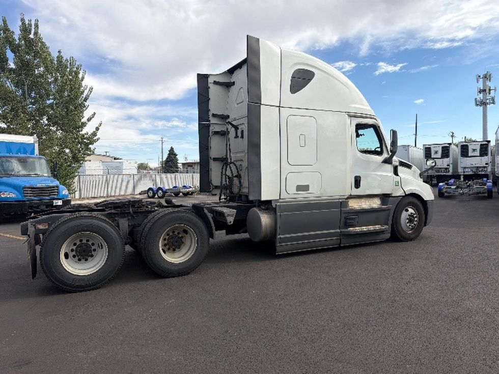 Sleeper Tractor-Heavy Duty Tractors-Freightliner-2023-T12664ST-West Sacramento-CA-838,291\n\t\tmiles-$ 51,750 - Image 8
