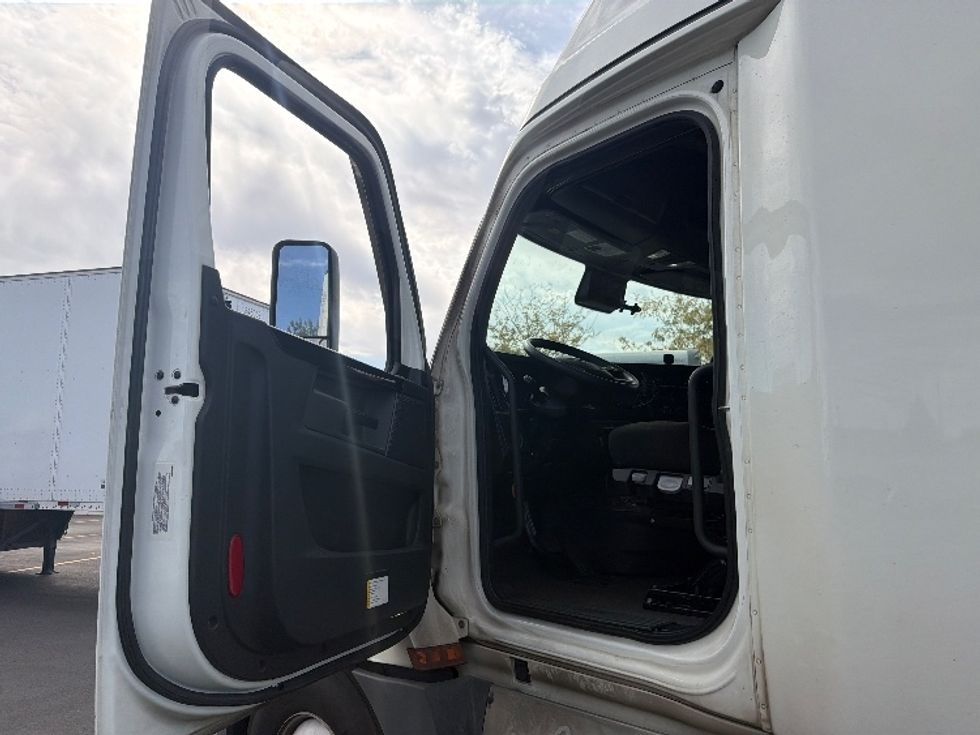 Sleeper Tractor-Heavy Duty Tractors-Freightliner-2023-T12664ST-West Sacramento-CA-838,291\n\t\tmiles-$ 51,750 - Image 9