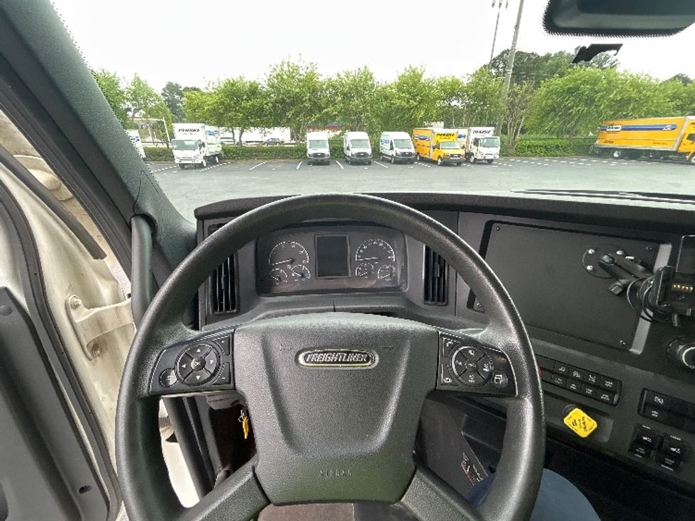 Sleeper Tractor-Heavy Duty Tractors-Freightliner-2024-T12642ST-Forest Park-GA-214,261\n\t\tmiles-$ 113,000 - Image 11
