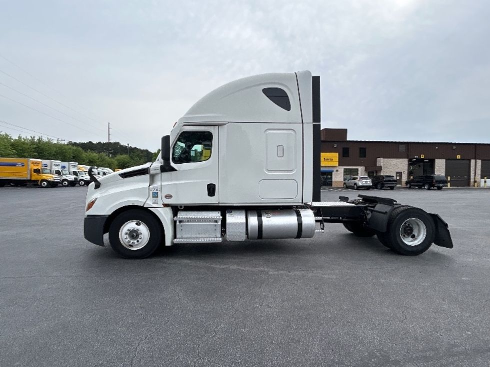 Sleeper Tractor-Heavy Duty Tractors-Freightliner-2024-T12642ST-Forest Park-GA-214,261\n\t\tmiles-$ 113,000 - Image 4