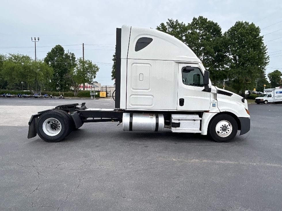 Sleeper Tractor-Heavy Duty Tractors-Freightliner-2024-T12642ST-Forest Park-GA-214,261\n\t\tmiles-$ 113,000 - Image 8