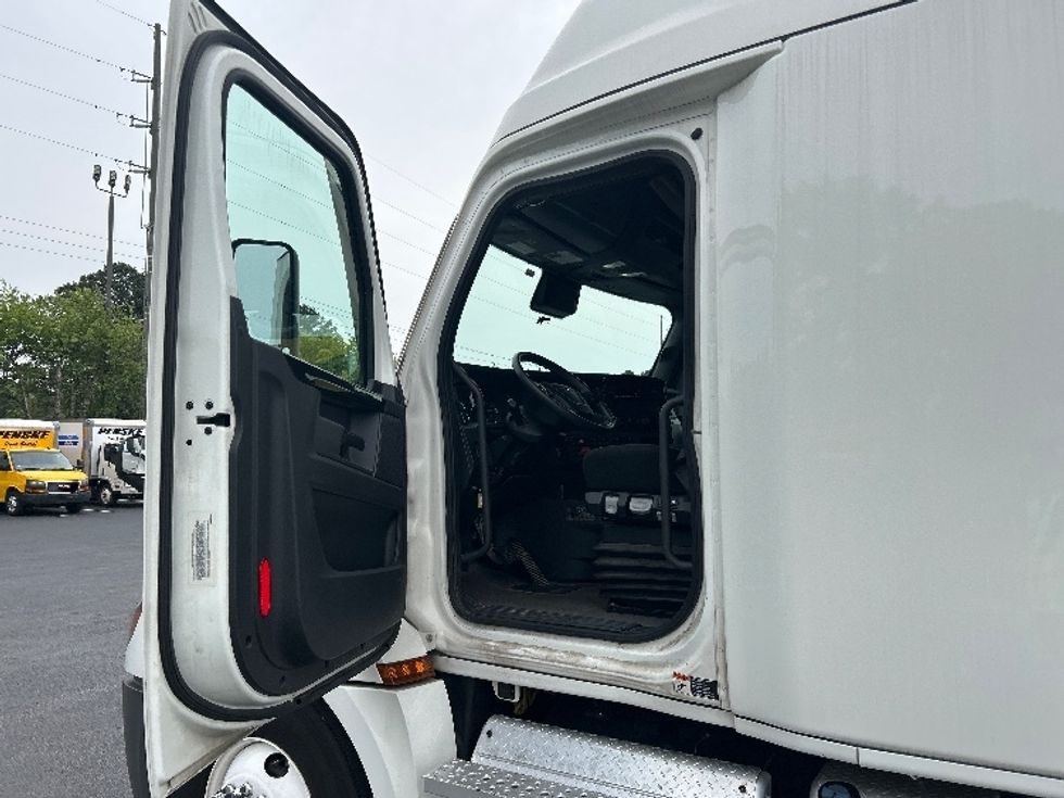 Sleeper Tractor-Heavy Duty Tractors-Freightliner-2024-T12642ST-Forest Park-GA-214,261\n\t\tmiles-$ 113,000 - Image 9