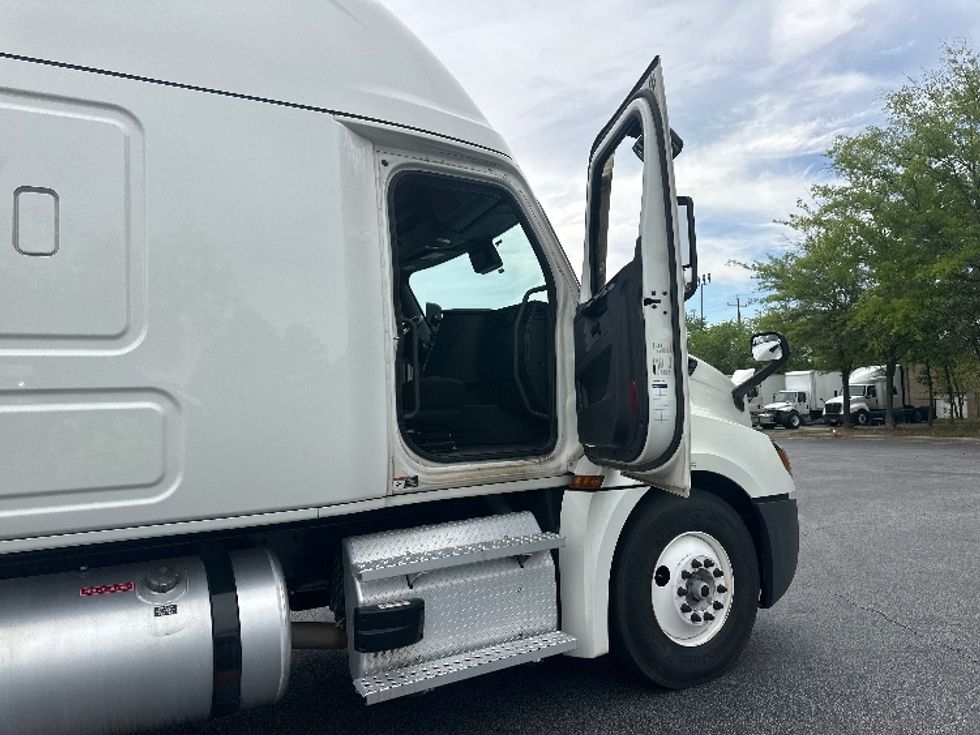 Sleeper Tractor-Heavy Duty Tractors-Freightliner-2024-T12642ST-Forest Park-GA-328,953\n\t\tmiles-$ 101,500 - Image 14